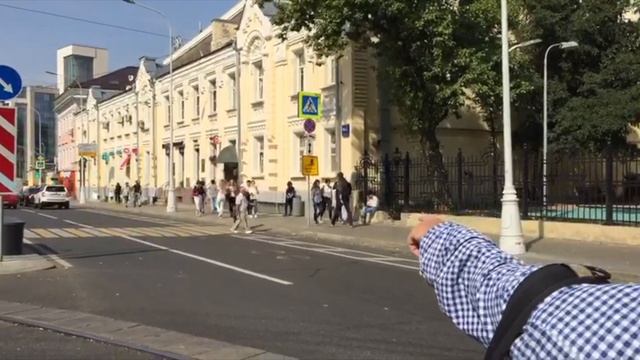 Трамвайные пути, обособленные бордюрным камнем смотреть онлайн
