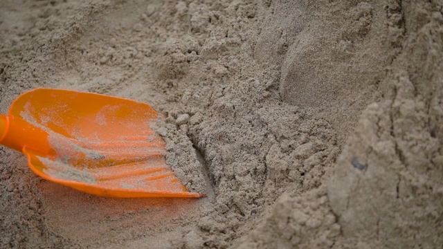 Попробуй сломать эту лопату! Ударопрочные лопаты из ударопрочного поликарбоната! смотреть онлайн