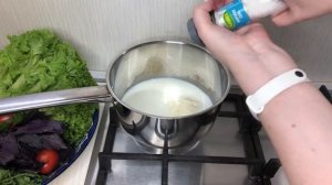 Мидии в сливочно-сырном соусе с гренками.