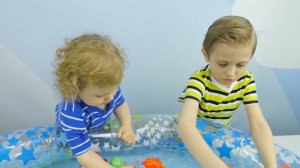 ВЕСЁЛАЯ РЫБАЛКА для детей! Даник и Никита играют в рыбалку - Носики Курносики детский канал