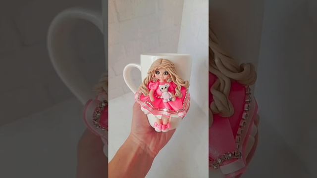 Куколка из полимерной глины на кружке #декоркружки #полимерная_глина #куколканакружке#декоркружек# смотреть онлайн