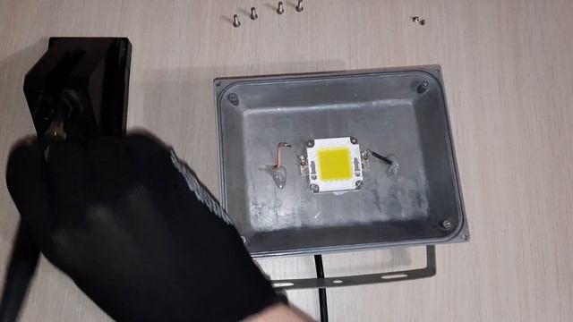 Ремонт 20W уличного прожектора с заменой LED. смотреть онлайн