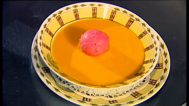 Охлажденный манговый суп с клубничным сорбетом