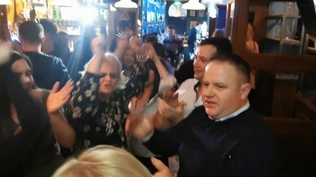 Go on Home Sung By Damien Quinn @ Merchant Bar Newry смотреть онлайн