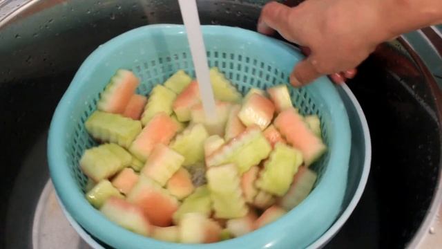 ВАРЕНЬЕ из АРБУЗНЫХ Корок на Зиму! Самые вкусные Цукаты!?Qarpiz murəbbəsi/ Watermelon Peel Jam смотреть онлайн