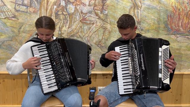 "W moim ogrodecku" Duet akordeonowy, zagrali na "dwa głosy"! :) Magda i Wojtek смотреть онлайн