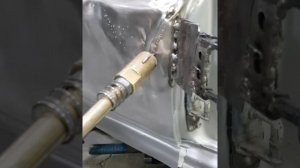 Восстанавливаем замятое заднее крыло на микроавтобусе Тойота.