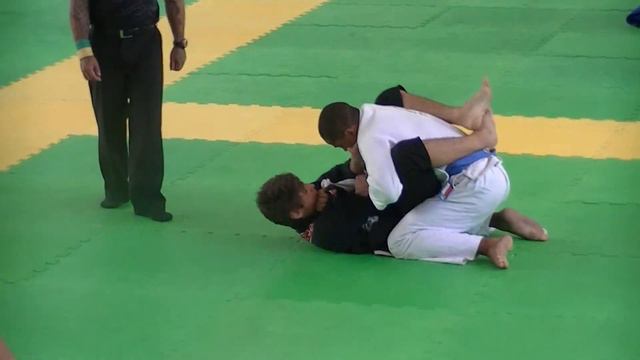 Alexandre Molinaro-primeira luta estadual CBJJO 2013 смотреть онлайн