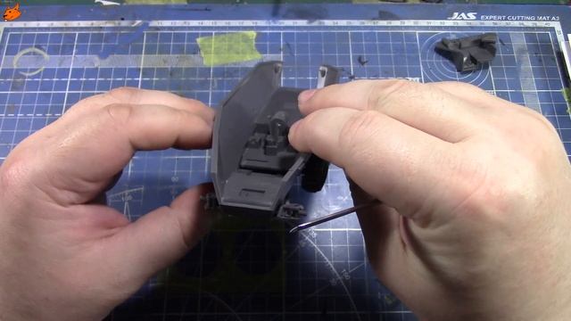 Сборка модели Sd.Kfz.251/1 Hanomag от Tamiya масштаб 1/35 часть 1 смотреть онлайн