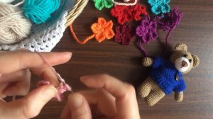 Вяжем маленькие цветочки крючком. Идея для украшения игрушек, изготовления аксессуаров, декора