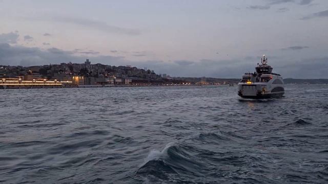 Плавание на прогулочном корабле по вечернему Босфору в Стамбуле смотреть онлайн