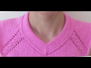 V-образная двойная горловина, связанная спицами сверху.