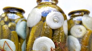 Огурцы маринованные с луком! Прекрасная закуска!