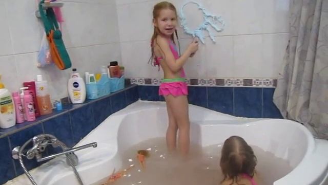 Полина и Арина тестируют пену для игры в ванной смотреть онлайн