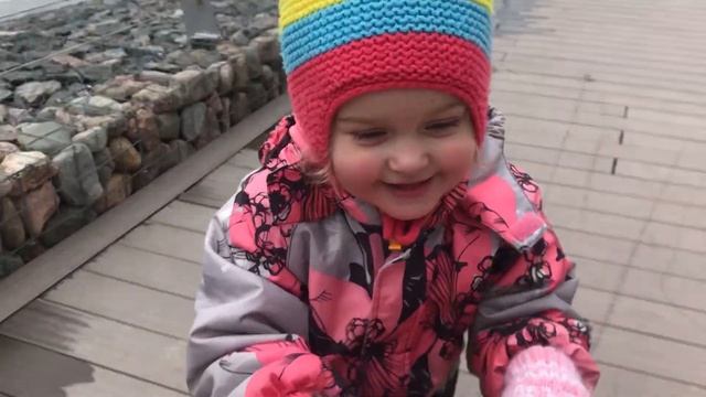 Лепим КУЛИЧИКИ из ПЕСКА/Афина играет на ПЛОЩАДКЕ и катается на САМОКАТЕ/Playground смотреть онлайн