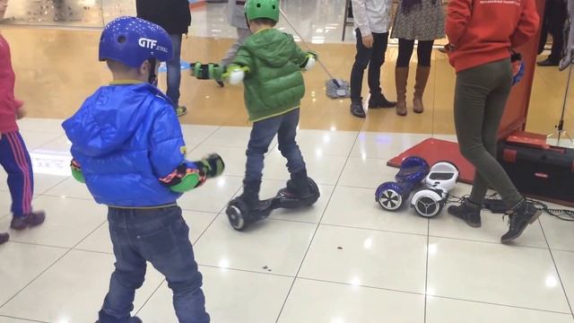Порадуйтесь с нами!!! Первые успехи в покорении мини сигвей!!! смотреть онлайн