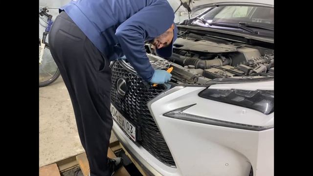 Установка молдинга решётки радиатора Lexus NX смотреть онлайн