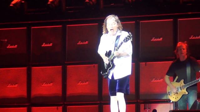 AC/DC - Angus Young Guitar Solo - San Francisco 2015 смотреть онлайн