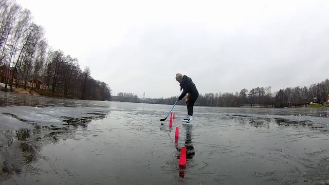 Тренировка с клюшкой и шайбой с конусами, чистка льда от воды и снега смотреть онлайн