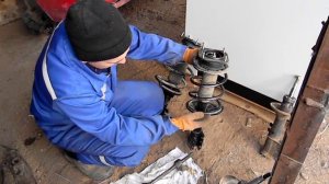 замена амортизатора и передней чашки на мазде 626