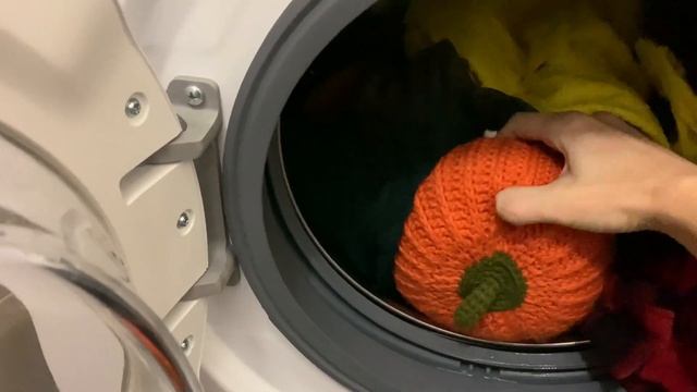 Стираю вязаные тыквы в машинке. смотреть онлайн