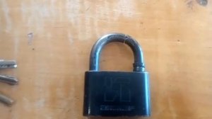 Замок с калёной дужкой  пилит ножовка по металлу