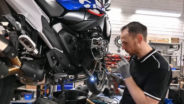 BMW R 1300 GS Checking and adjusting valve clearances смотреть онлайн