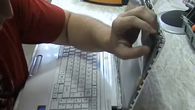 Laptop screen replacement / How to replace laptop screen [Toshiba NB Satellite L750 1LG] смотреть онлайн