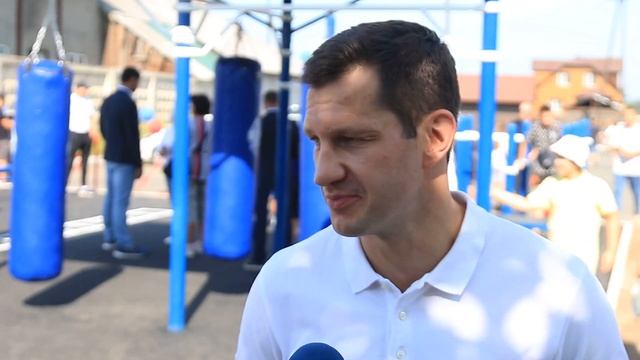 Чемпионы мира по боксу открыли спортивную площадку в Гидростроителе смотреть онлайн