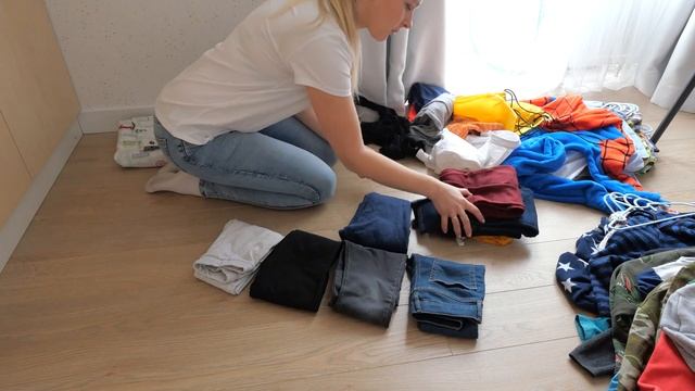 МИНИМАЛИЗМ В ОДЕЖДЕ - гардероб для школы, для мальчика, мотивация на уборку, уборка в детской смотреть онлайн