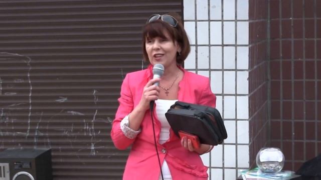 Праздник для детей переселенцев Донбасса и сирот состоялся в "Солнечном мире" Днепродзержинска смотреть онлайн