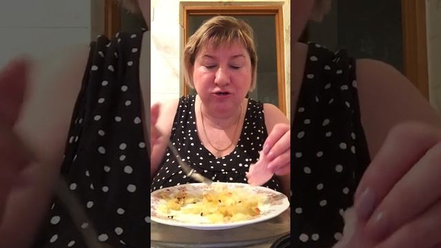 Мукбанг / Самый простой обед / Жаренный картофель с малосольной килькой и......