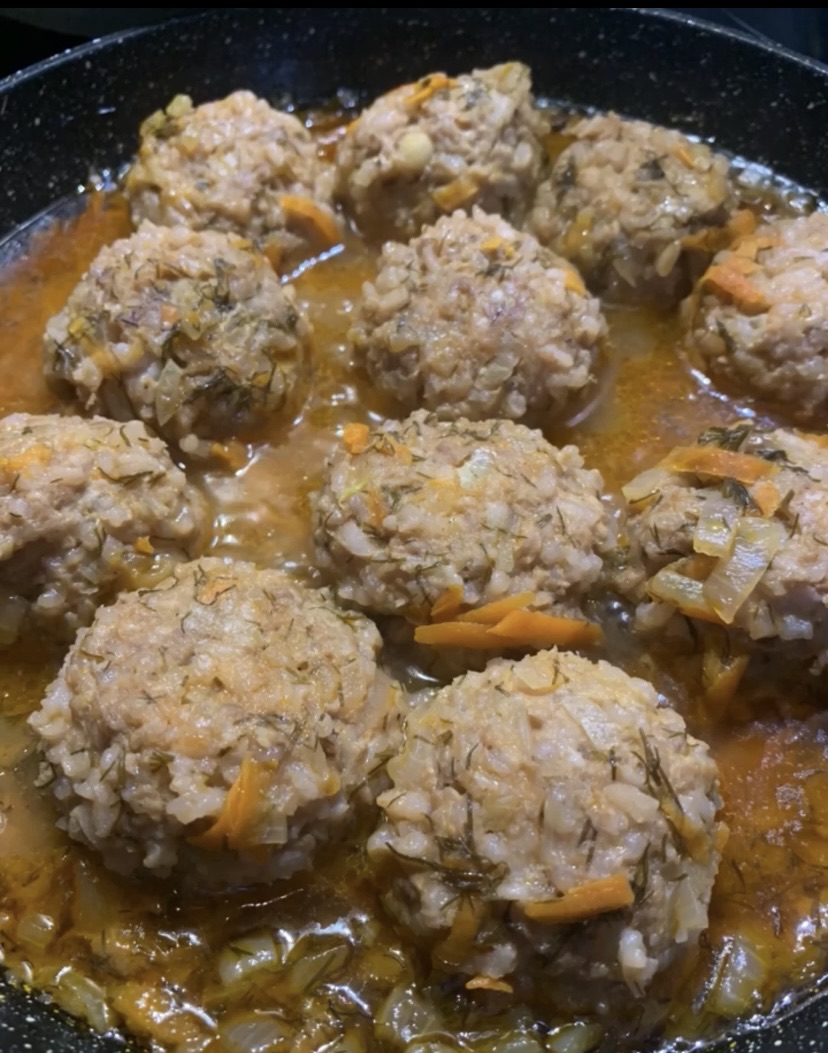 Ёжики из фарша с рисом в подливе на сковороде смотреть онлайн