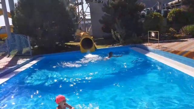 VLOG: My Life. Аквапарк. Первый раз на страшных горках. Пенная вечеринка. смотреть онлайн