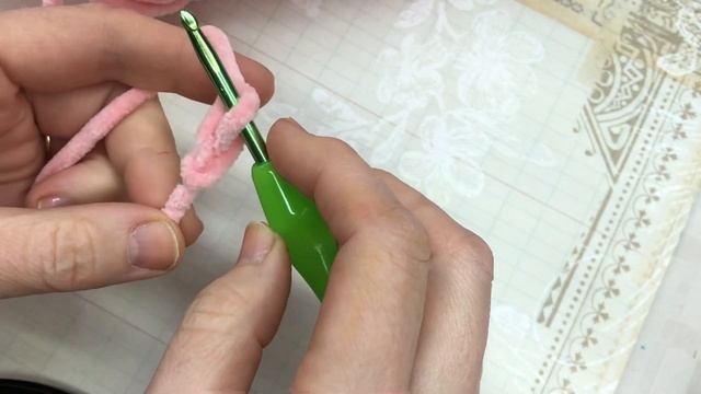 Как связать игрушку амигуруми крючком велюровой пряжей? Вяжем первый ряд. смотреть онлайн