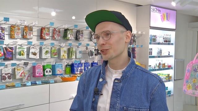 Свой мастер-класс дает известный визажист Владимир Маркин смотреть онлайн