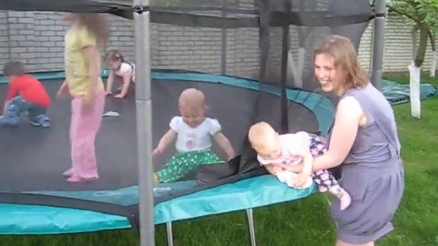 Веселье на батуте смотреть онлайн