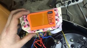 Мультиварка Redmond M4502 включается/выключается.