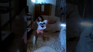 Niña bailando el shaky shaky