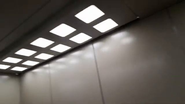 Лифт в детском садике. Удобство для усталых родителей, и развлечение для детей. смотреть онлайн