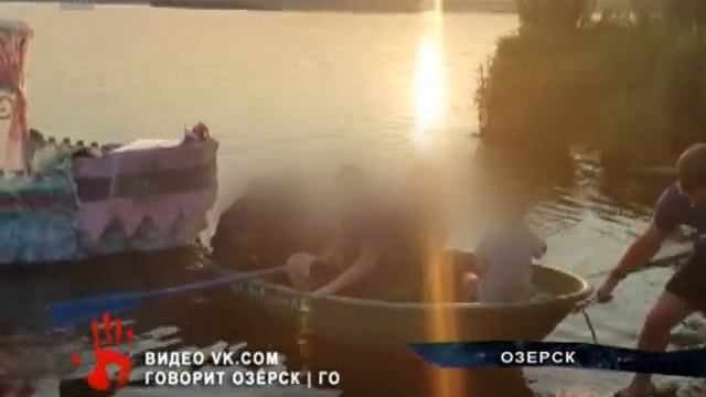 Спасатели остановили школьников, решивших переплыть озеро на яхте из пластиковых бутылок смотреть онлайн