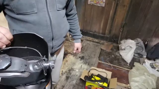 Золотой поддон на AUDI 100. Сварочный аппарат АИС-210Д и маска Ресанта МС-1. смотреть онлайн