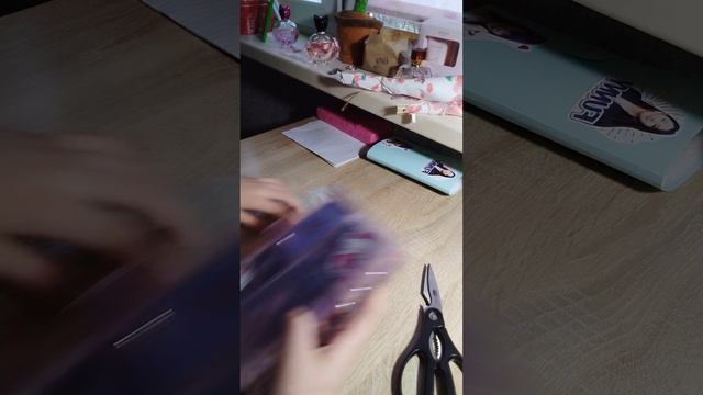 показывают туториал как сделать самодельный протектор🥰 смотреть онлайн