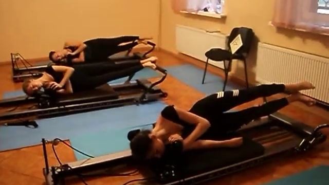 Классический экзерсис на реформере. Developpe в сторону. смотреть онлайн