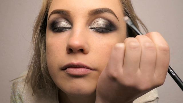 Урок "Как сделать макияж в технике Smoky eyes (Смоки айс) пошагово" смотреть онлайн