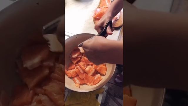Как засолить хребты красной рыбы смотреть онлайн