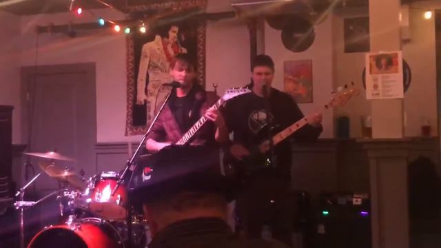 In Plain Sight- Molly's Lips (Live Cover) смотреть онлайн