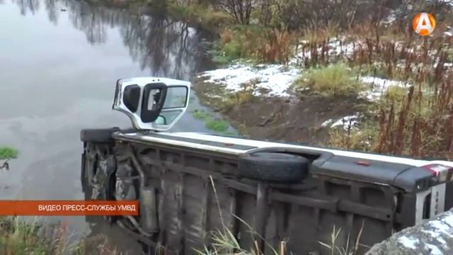 На улице Крупской маршрутное такси слетело с дороги и оказалось в озере смотреть онлайн
