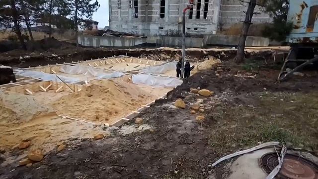 Заливка фундамента бетононасосом. Часть2. смотреть онлайн