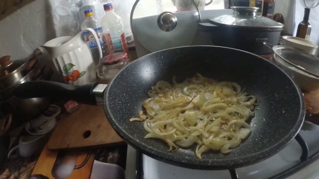 Давайте приготуємо ГРИБИ В СМЕТАНІ з цибулею і зеленим кропом. // ДОМАШНЯ КУХНЯ. смотреть онлайн